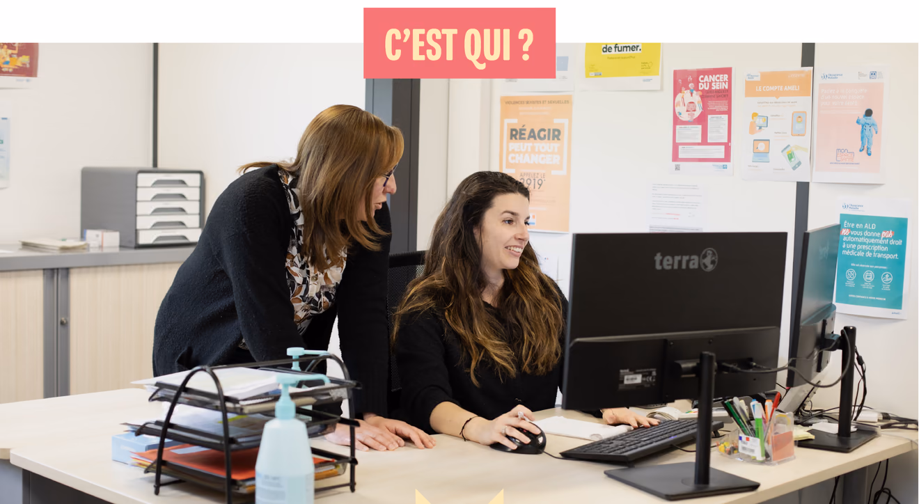 C’est qui ? — Deux médecins devant un poste informatique dans un centre de santé