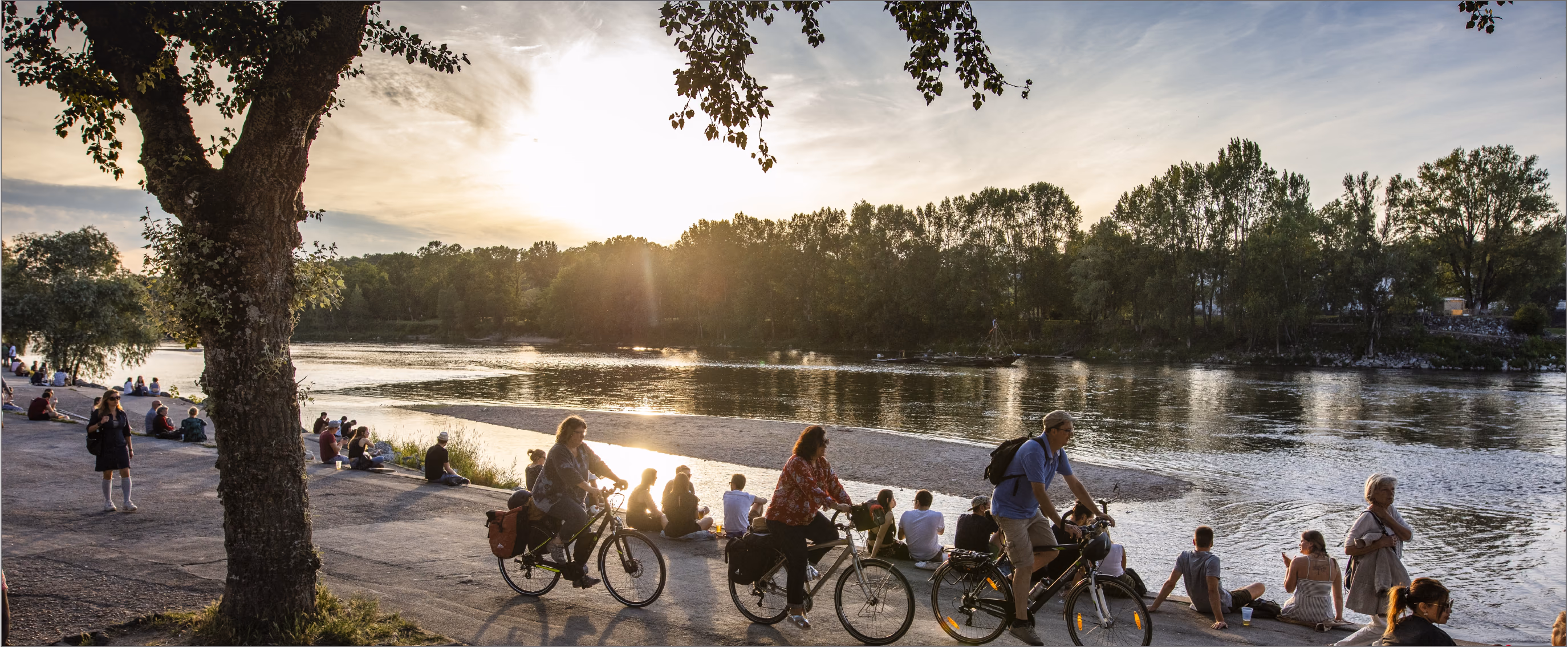 Bords de Loire au coucher du soleil — promeneurs et cyclistes sur les quais